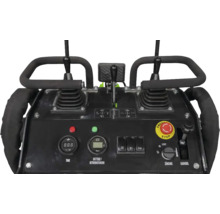 Bedienpanel einer Baumaschine mit zwei Steuerhebeln, Digitalanzeigen für Betriebsstunden und Temperatur sowie einem Not-Aus-Schalter.