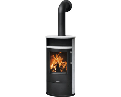 Poêle à bois Justus avec revêtement en pierre naturelle, vitre avec feu de bois et tuyau de poêle.