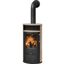 Poêle à bois Justus avec revêtement clair, corps noir, compartiment intégré et tuyau de poêle ainsi que feu brûlant dans la fenêtre.