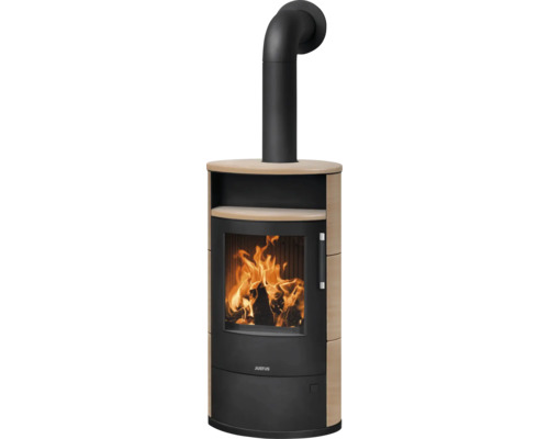 Poêle à bois Justus avec revêtement clair, corps noir, compartiment intégré et tuyau de poêle ainsi que feu brûlant dans la fenêtre.