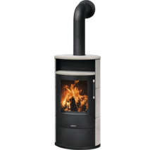 Poêle à bois Justus avec revêtement en pierre, vitre avec feu de bois et tuyau de poêle noir.