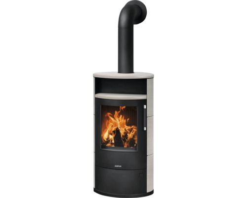 Poêle à bois Justus avec revêtement en pierre, vitre avec feu de bois et tuyau de poêle noir.