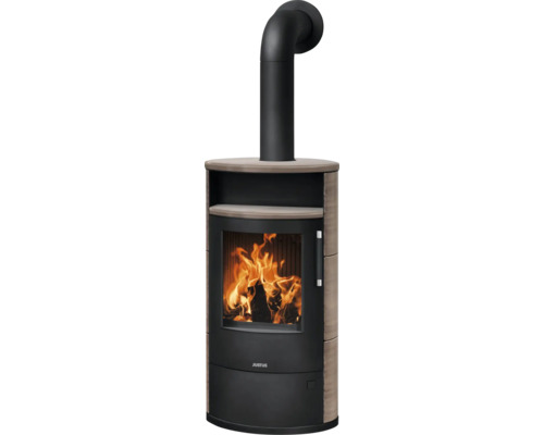 Poêle à bois Justus avec revêtement en pierre naturelle, grande vitre et feu brûlant, conduit de fumée inclus.