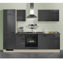 Cuisine équipée moderne avec façades gris foncé brillantes, comprenant four, plaque de cuisson, évier, hotte et meubles hauts et bas.