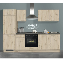 Einbauküche in Holzoptik mit Backofen, Dunstabzugshaube und Spüle, moderne Küchenzeile mit Arbeitsplatte.