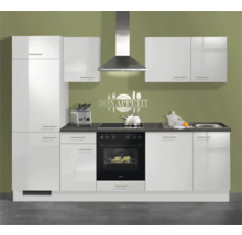 Cuisine intégrée moderne en blanc brillant avec appareils électroménagers, évier et hotte aspirante.