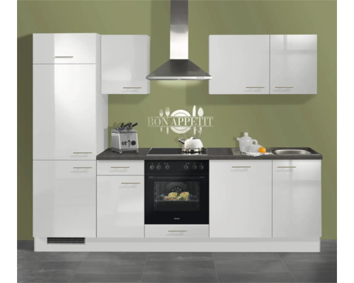 Cuisine intégrée moderne en blanc brillant avec appareils électroménagers, évier et hotte aspirante.