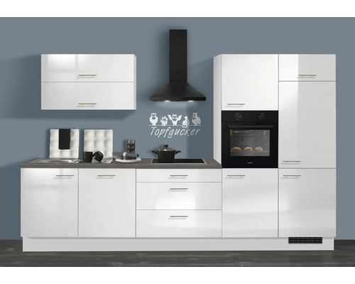 Moderne Einbauküche mit weissen Hochglanz-Fronten, dunkler Arbeitsplatte, schwarzer Dunstabzugshaube und integriertem Backofen.