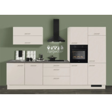 Bloc cuisine moderne en crème avec plan de travail sombre, comprenant four, plaque de cuisson, hotte aspirante noire et meubles hauts.