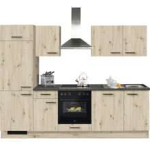 Bloc cuisine moderne aspect chêne clair avec poignées noires, plan de travail foncé, hotte aspirante, four encastrable et évier.