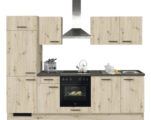 Bloc cuisine moderne aspect chêne clair avec poignées noires, plan de travail foncé, hotte aspirante, four encastrable et évier.