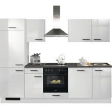 Cuisine intégrée moderne blanc brillant avec poignées noires, appareils électroménagers, hotte aspirante, évier et plan de travail sombre.