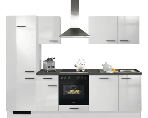 Cuisine intégrée moderne blanc brillant avec poignées noires, appareils électroménagers, hotte aspirante, évier et plan de travail sombre.