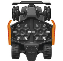 Vue de dessous d'un robot tondeuse avec deux plateaux de coupe, des lames et des roues motrices profilées.