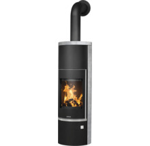 Poêle à bois Justus avec revêtement en pierre naturelle, vitre avec feu de bois et tuyau de poêle noir.