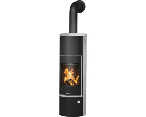 Poêle à bois Justus avec revêtement en pierre naturelle, vitre avec feu de bois et tuyau de poêle noir.