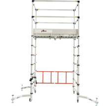 Échafaudage roulant télescopique Plica en aluminium avec roues et stabilisateurs.