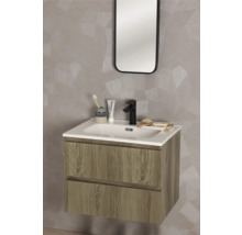 Meuble sous-vasque suspendu moderne en aspect bois avec deux tiroirs, vasque blanche, robinet noir et miroir assorti.