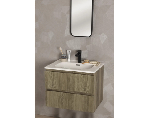 Meuble sous-vasque suspendu moderne en aspect bois avec deux tiroirs, vasque blanche, robinet noir et miroir assorti.
