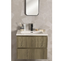 Meuble sous-vasque moderne aspect bois avec vasque blanche, robinet noir et miroir devant un mur au motif géométrique.