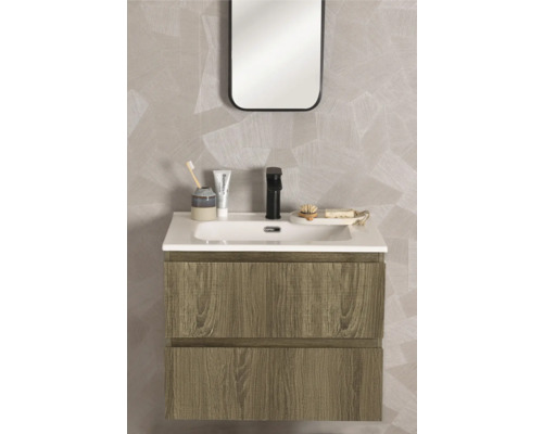 Meuble sous-vasque moderne aspect bois avec vasque blanche, robinet noir et miroir devant un mur au motif géométrique.