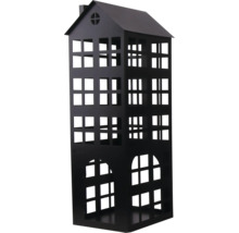 Photophore noir en métal en forme de maison haute avec toit à pignon et découpes de fenêtres.