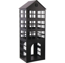 Lanterne en métal noir en forme de maison avec fenêtres découpées et toit à deux pans.