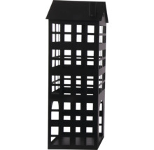 Lanterne en métal noir en forme de maison avec de nombreuses ouvertures de fenêtres et une cheminée sur le toit.