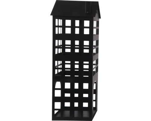 Lanterne en métal noir en forme de maison avec de nombreuses ouvertures de fenêtres et une cheminée sur le toit.