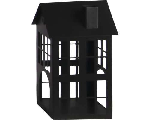 Lanterne noire en métal en forme de maison avec des découpes de fenêtres et une cheminée.