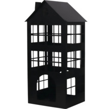 Lanterne en métal noir en forme de maison avec toit à pignons et ouvertures de fenêtres.