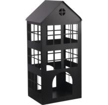 Lanterne en métal en forme de maison, noire, avec toit en bâtière, découpes de fenêtres et porte cintrée.