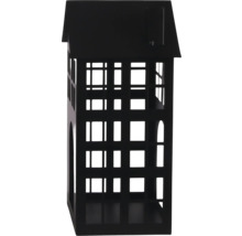 Lanterne décorative en métal en forme de maison avec des découpes de fenêtres en noir.