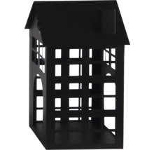 Lanterne noire en forme de maison en métal avec toit à deux versants, cheminée et fenêtres carrées.