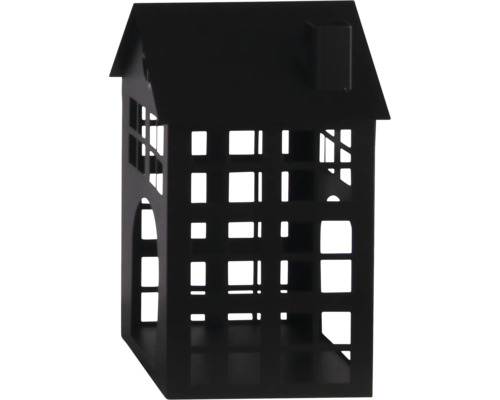 Lanterne noire en forme de maison en métal avec toit à deux versants, cheminée et fenêtres carrées.
