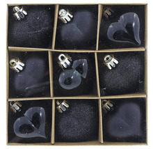 Set mit neun Weihnachtsbaumschmuck-Herzen in Schwarz, verschiedene Oberflächen wie matt und glitzernd, in einer Aufbewahrungsbox aus Karton.