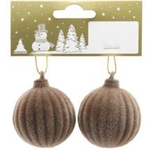 Zwei gerippte, braune Weihnachtskugeln mit samtiger Oberfläche und goldfarbenen Aufhängern in einer Verpackung mit Geroma Logo.