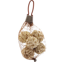 Dekorative Kugeln aus Rattan in einem Netzsack mit Aufhänger.