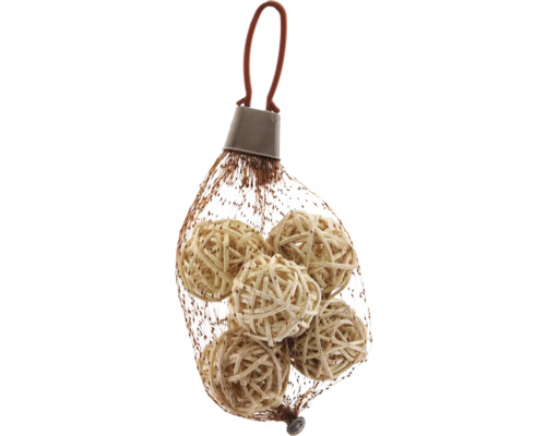 Dekorative Kugeln aus Rattan in einem Netzsack mit Aufhänger.