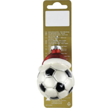 Christbaumschmuck aus Glas in Form eines Fussballs mit roter Weihnachtsmütze.