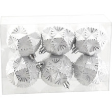 Weiße Weihnachtskugeln im Sechser-Set mit geometrischem Sternenmuster aus Kunststoff für den Weihnachtsbaum.