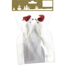 Zwei weiße Dekovögel mit roten Weihnachtsmannmützen und Federschwänzen in einer Verpackung.