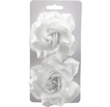 Deux roses artificielles blanches en tissu.