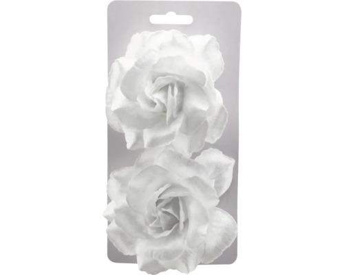 Deux roses artificielles blanches en tissu.