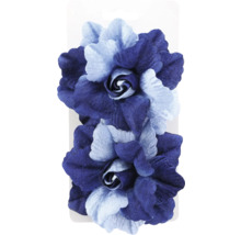 Zwei künstliche Rosen aus blauem und hellblauem Textil.