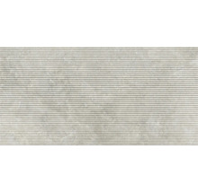 Wandfliese in Steinoptik mit horizontaler Rillenstruktur.