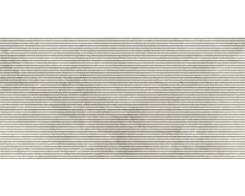 Wandfliese in Steinoptik mit horizontaler Rillenstruktur.