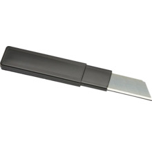 Cutter avec boîtier en plastique noir et lame sécable rétractable en métal.