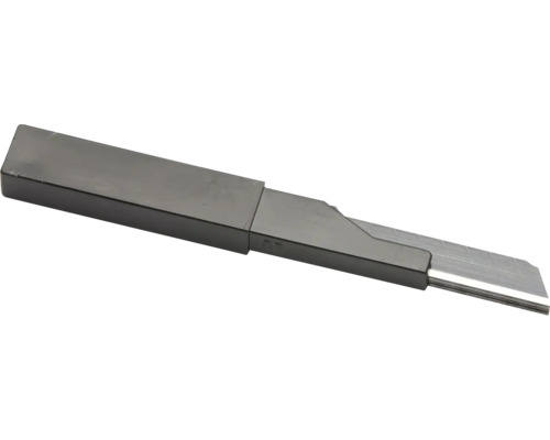 Cutter noir en plastique avec lame sécable rétractable en métal.