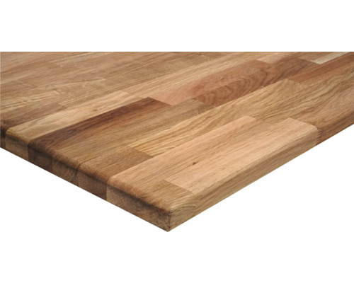 Küchenarbeitsplatte aus massiver Eiche mit sichtbarer Holzmaserung in Lamellen-Optik.